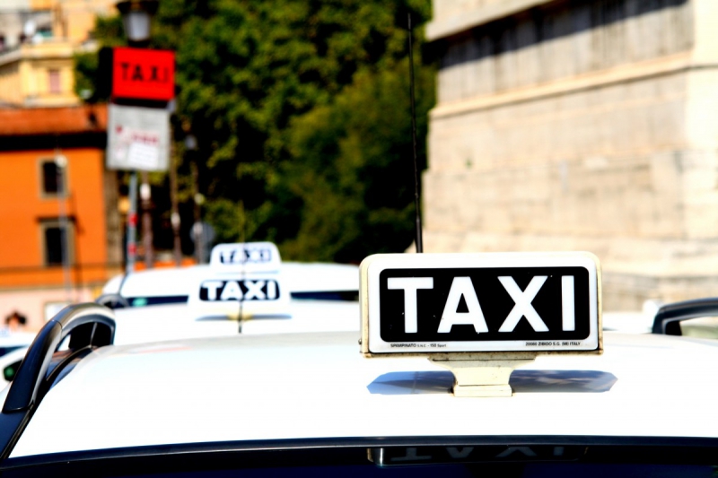 taxis-TOULON-min_taxi_auto_rome_road_white-1051610